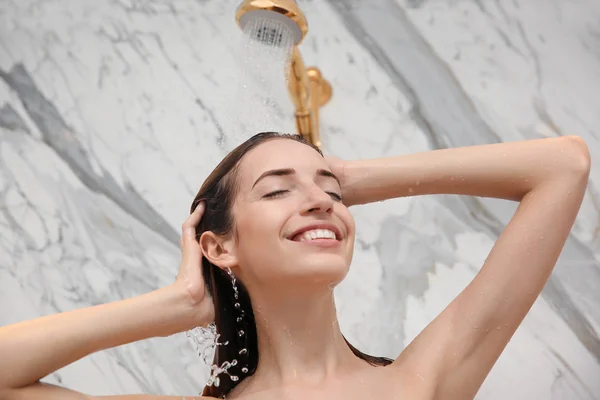 Kvinna med dusch — Stockfoto