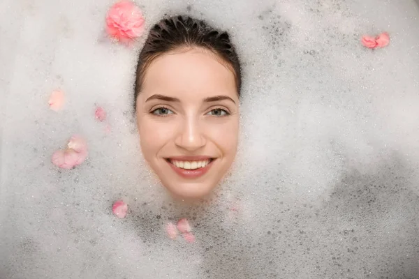 Mujer Relajante en Baño —  Fotos de Stock