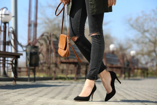 Žena s úzkými nohavicemi na vysokých podpatcích — Stock fotografie