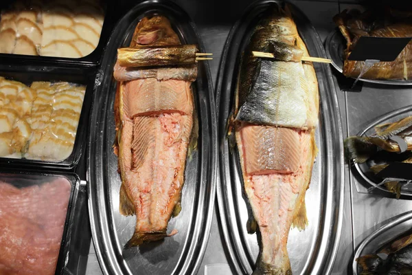 Tray with smoked fish — Stock Photo, Image