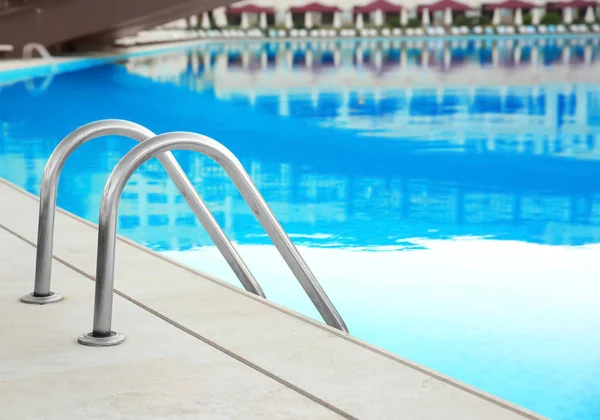 Modern swimming pool — Stock Photo, Image