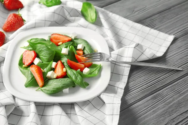 Salade met spinazie en aardbei — Stockfoto