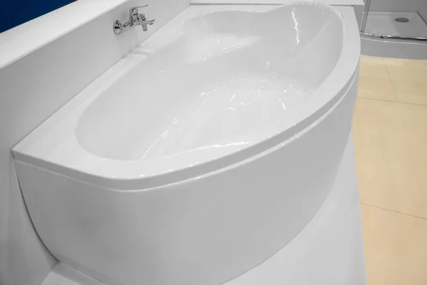 Современная новая ванна — стоковое фото