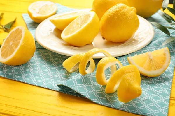 Kůra z šťavnatým citronem — Stock fotografie