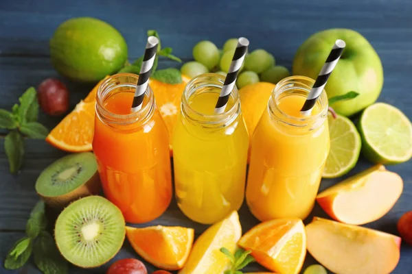 Délicieux jus en bouteilles et fruits — Photo