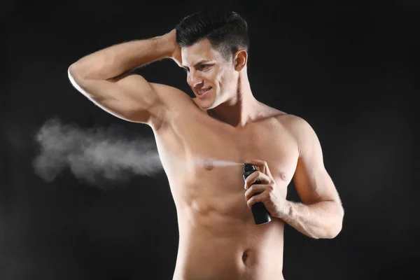 Deodorant olan genç adam — Stok fotoğraf