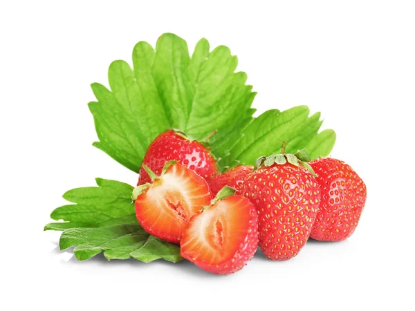 Ripe strawberries and leaves — Stock Photo, Image