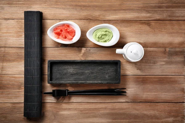 Placa de madera para sushi con salsa —  Fotos de Stock