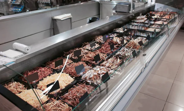 Куриные морепродукты в рыбном супермаркете — стоковое фото