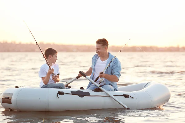 Pai e filho pesca — Fotografia de Stock