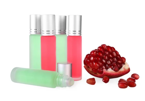 Flaschen Parfüm und Granatapfel — Stockfoto