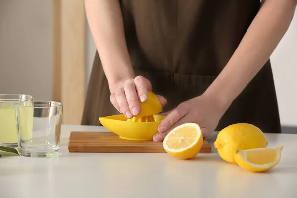 Mujer preparando limonada — Foto de Stock