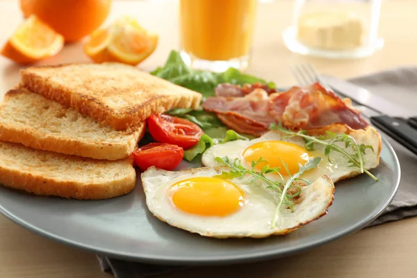 Sahanda yumurta ile lezzetli breakfast 