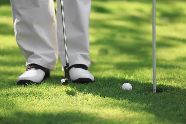 Pernas de homem jogando golfe — Fotografia de Stock