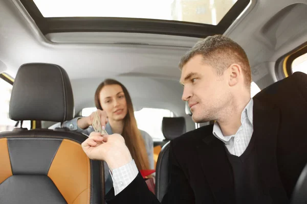 Taxista masculino recebendo pagamento — Fotografia de Stock