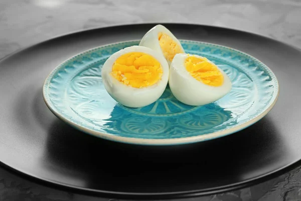 Sliced hard boiled eggs — Stock Photo, Image