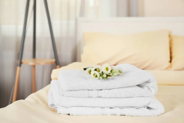 Stapel handdoeken en bloemen — Stockfoto