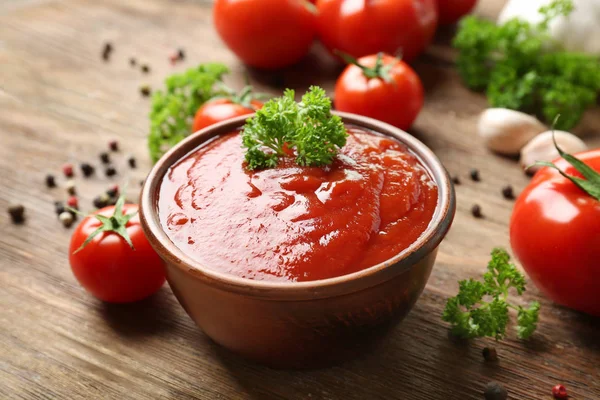 Миска з соусом і помідорами — стокове фото