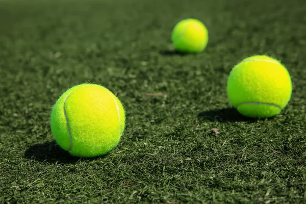 テニス ・ ボールの芝生の上 — ストック写真