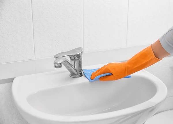 Hand met spons doek schoonmaken van de wastafel — Stockfoto