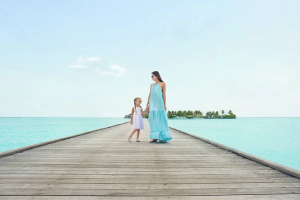 Mulher bonita com sua filha no resort do mar — Fotografia de Stock