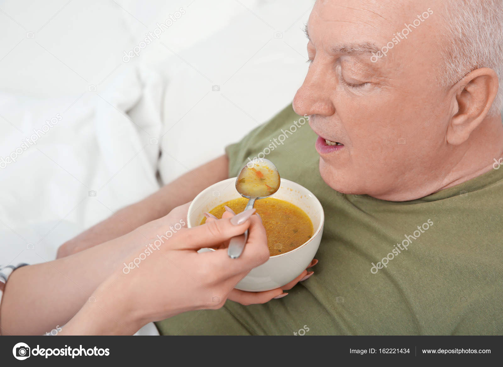 Homem idoso alimentação voluntária fotos, imagens de ...