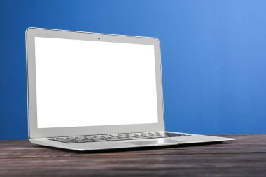 Arka plan üzerinde modern dizüstü bilgisayar