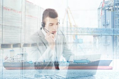 Çift pozlama liman ve dizüstü bilgisayar ile işadamı. Toptan ve lojistik kavramı