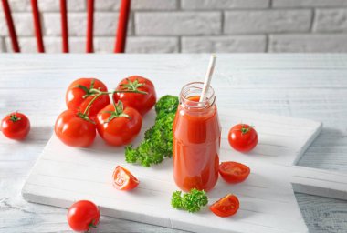 şişe ve domates suyu