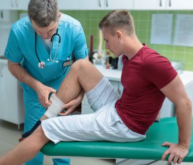 Hastanın bacak üzerine bandaj uygulama ortopedi uzmanı 