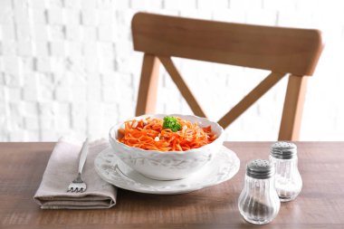 Lezzetli havuç kuru üzüm salatası