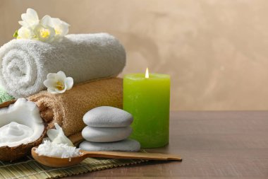 Kaşık ve taşları bambu hasır üzerine rendelenmiş hindistan cevizi ile güzel spa kompozisyon