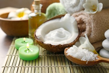 Hindistan cevizi vücut bakım ürünleri bambu hasır üzerinde ile güzel spa kompozisyon