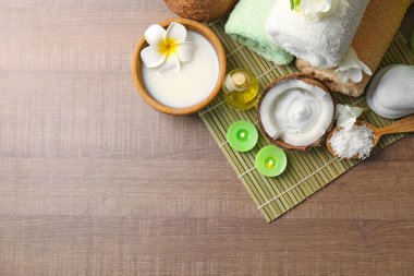 Hindistan cevizi vücut bakım ürünleri bambu hasır üzerinde ile güzel spa kompozisyon