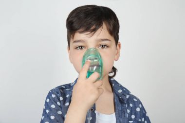 Çocuk astım makine kullanarak