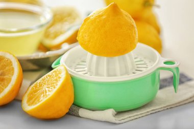 Meyve sıkacağı ve taze limon 