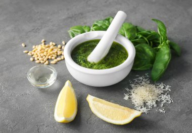 harç havaneli ve malzemeler ile sos