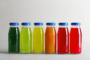 Farklı lezzetli meyve suları şişe