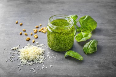 Lezzetli bir sos kavanoz içinde 