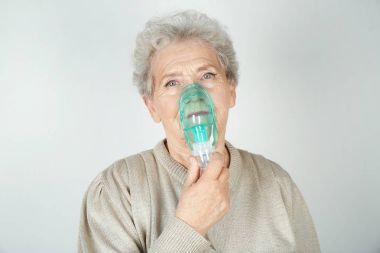 Astım makine kullanan yaşlı kadın