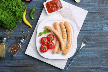 Kızarmış sosis ve domates