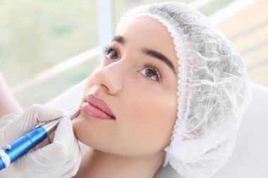 kalıcı makyaj sahip kadın