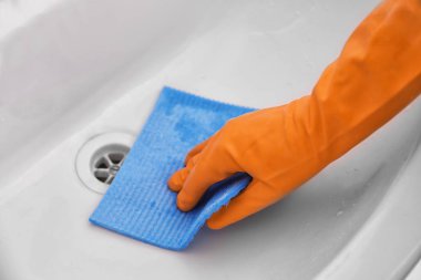 sünger temizlik bezi ile el lavabo