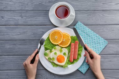 Lezzetli kahvaltı yapıyor kadın 