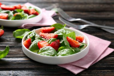 Ispanak ve çilek salatası  