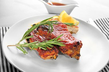 Lezzetli domuz kaburga