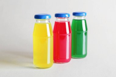 Farklı lezzetli meyve suları şişe 