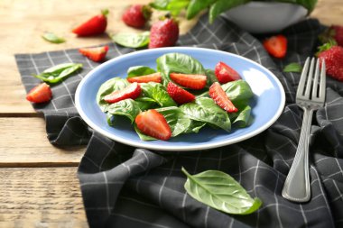 Ispanak ve çilek salatası  