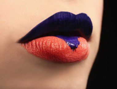 Dudaklar kadının yaratıcı makyaj ile