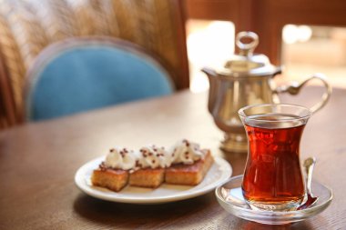 Geleneksel bardakta Türk çayı